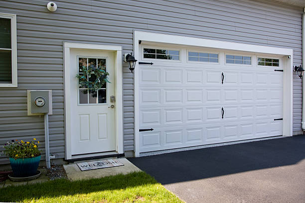 24/7 Emergency Garage Door Panel Replacement experts in Lakefield, MN